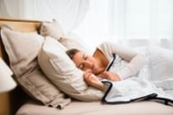 Sleeping without a pillow improves your spine alignment (Image via Unsplash/Slaapwijsheid)